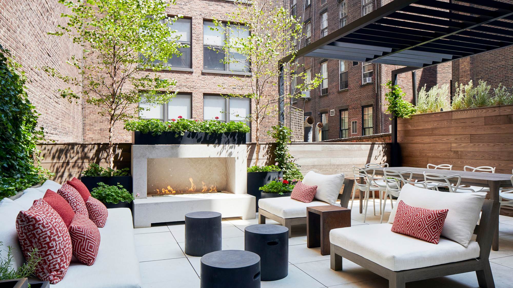 Small Patio Dining Ideas That Maximize Your Space